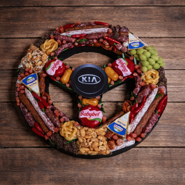 Vyriška užkandžių puokštė „Vairas“ (su pasirinktu automobilio logotipu)