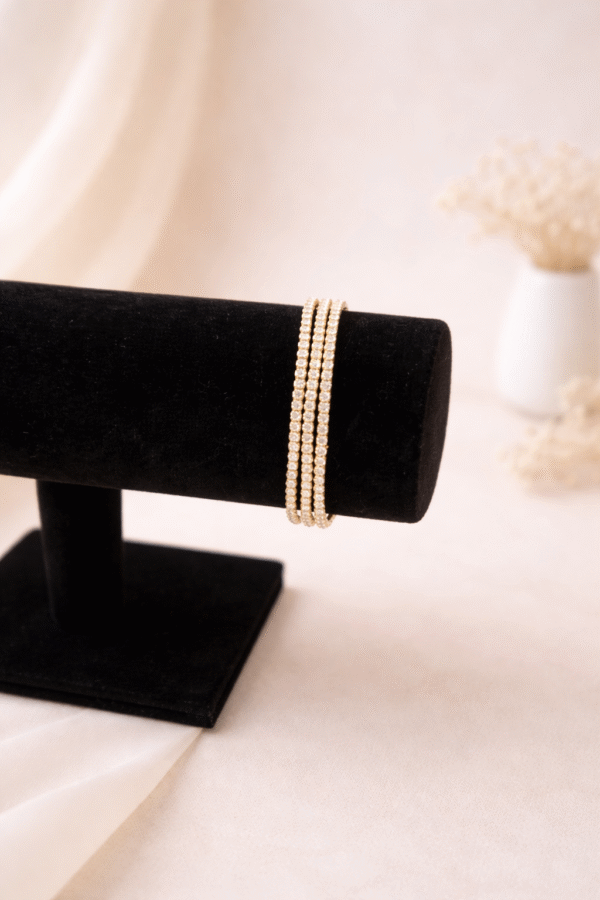 Auksinės ir sidabrinės spalvos apyrankės su žėrinčiais akmenėliais