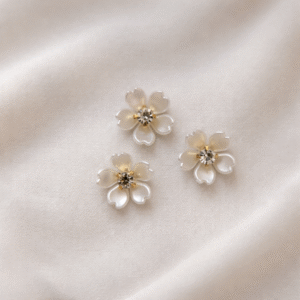 Perlinės gėlytės su kristalu (1.5 cm)