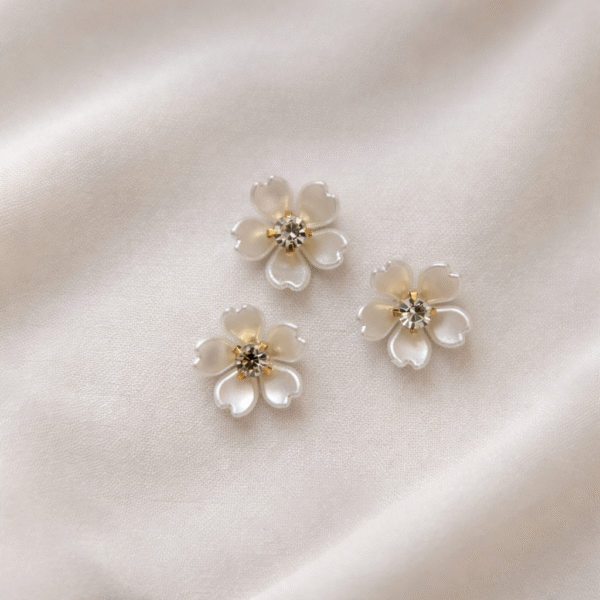 Perlinės gėlytės su kristalu (1.5 cm)