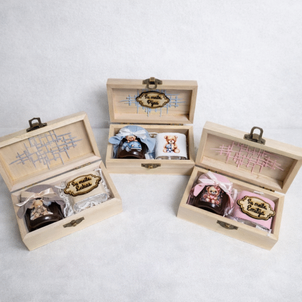 Mini medus – rankų darbo saldainis su aksominiu įpakavimu medinėje dėžutėje