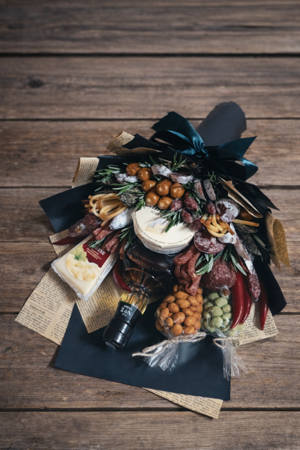 Prabangi vyriška gurmaniška puokštė su užkandžiais ir gėrimu