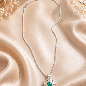 Pakabukas su atsidarančiu medalionu ir žaliu akmeniu (sidabro spalvos)