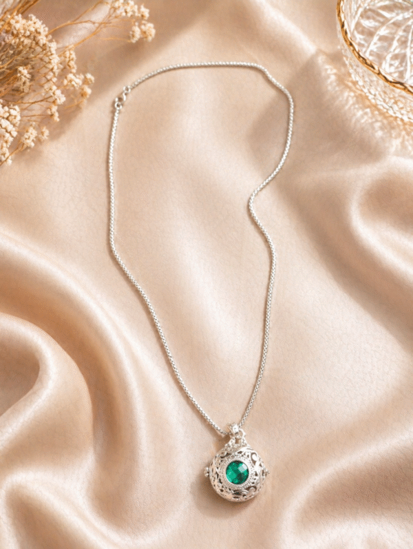 Pakabukas su atsidarančiu medalionu ir žaliu akmeniu (sidabro spalvos)