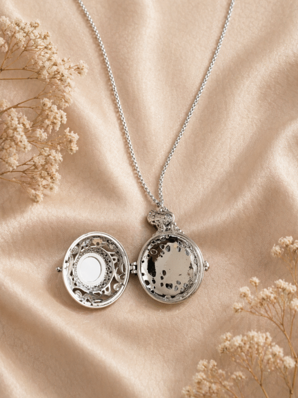 Pakabukas su atsidarančiu medalionu ir žaliu akmeniu (sidabro spalvos)