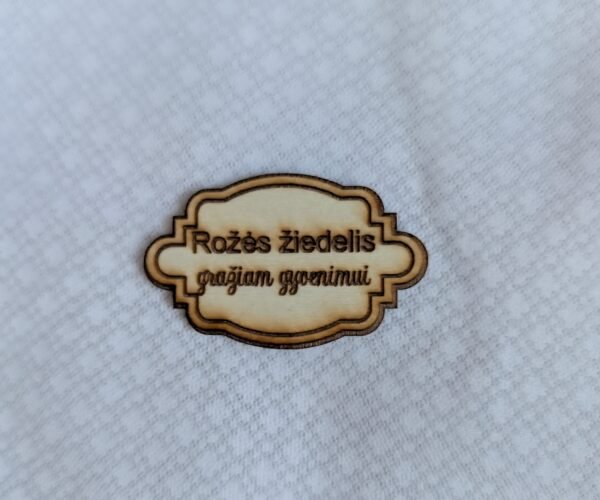 Medinės etiketės su užrašais