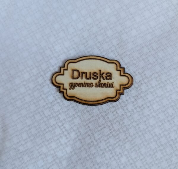 Medinės etiketės su užrašais