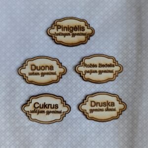 PXL_20260402_130610965.RAW-01 Medinės etiketės su užrašais