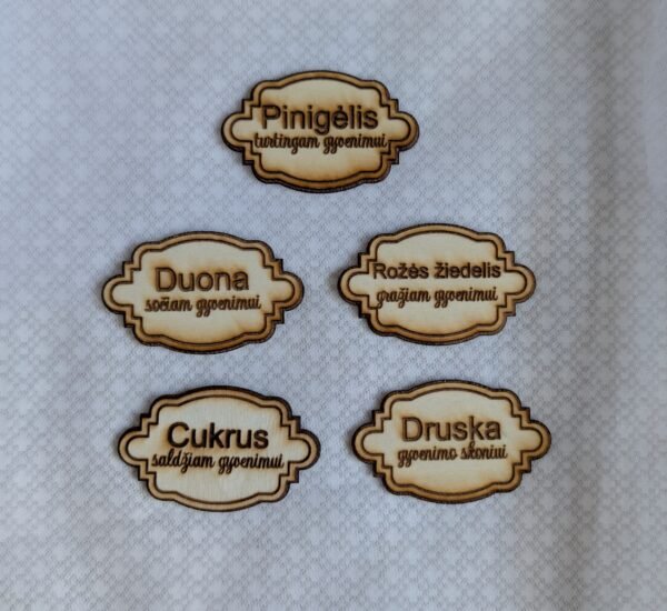 Medinės etiketės su užrašais