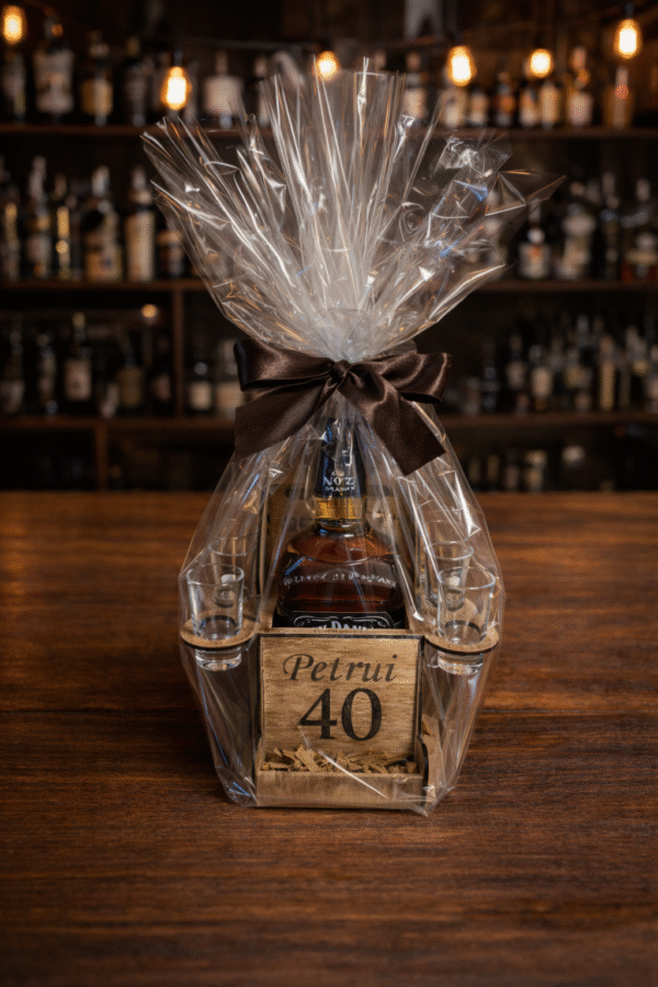 Viskio stovas su stikliukais