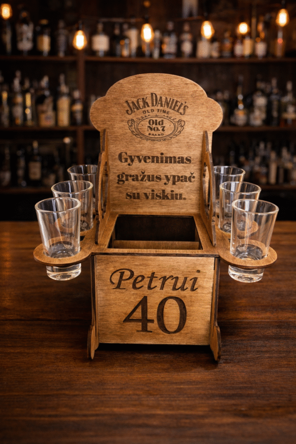 Viskio stovas su stikliukais