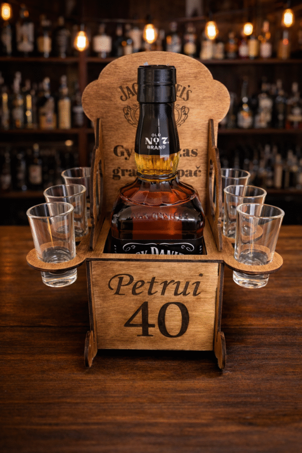 Viskio stovas su stikliukais